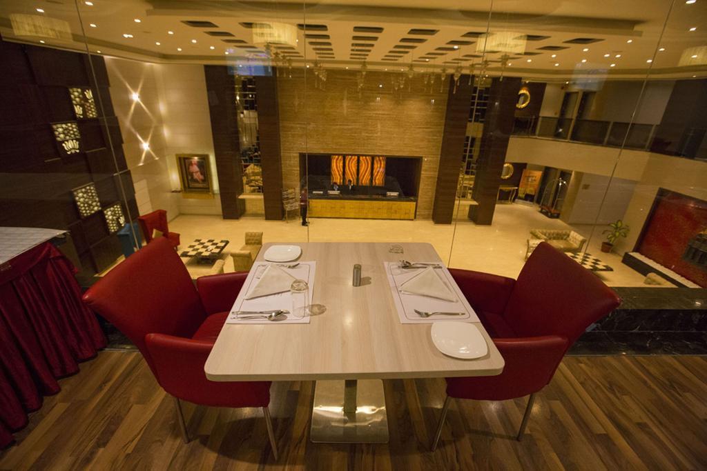 Anjushree Hotel Ujjain Buitenkant foto