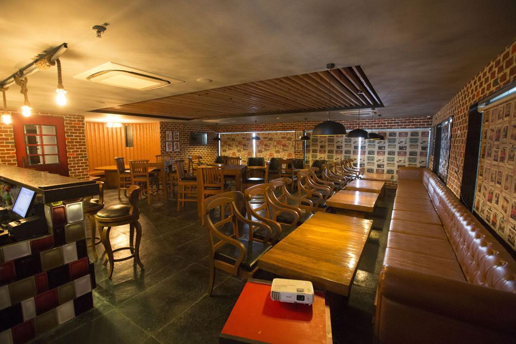 Anjushree Hotel Ujjain Buitenkant foto