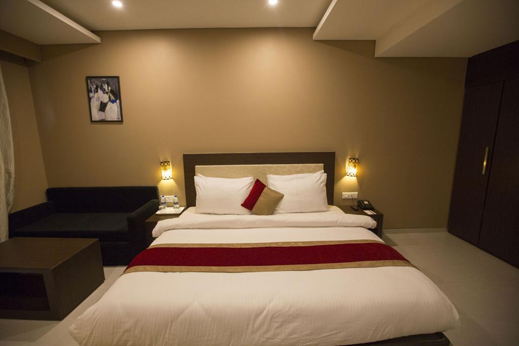 Anjushree Hotel Ujjain Buitenkant foto