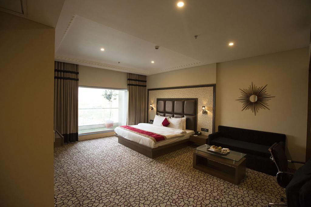Anjushree Hotel Ujjain Buitenkant foto