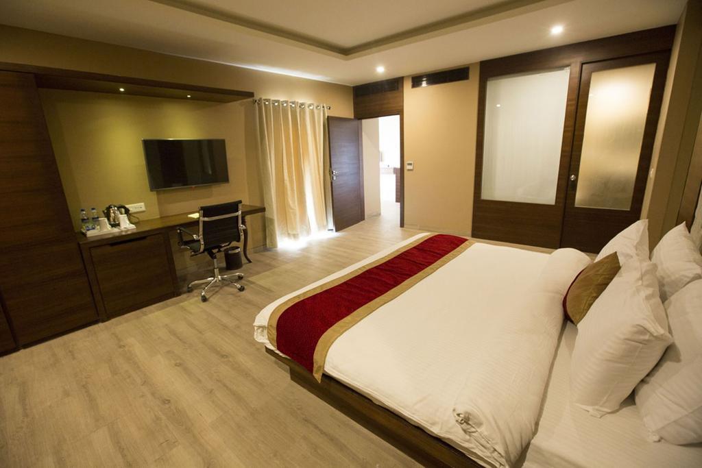 Anjushree Hotel Ujjain Buitenkant foto